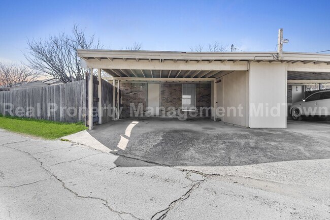 Building Photo - 2207 Roman Ct