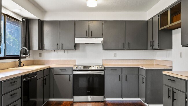 Building Photo - Charming 4-Bedroom Home with Garden – Available for Rent or Sale!