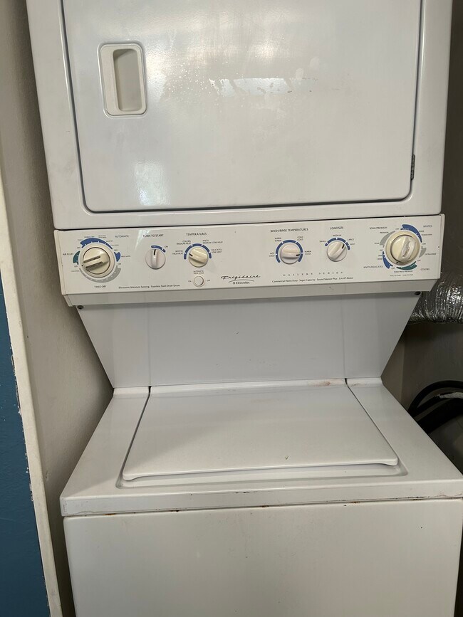 Building Photo - 1562 SE Royal Green Cir