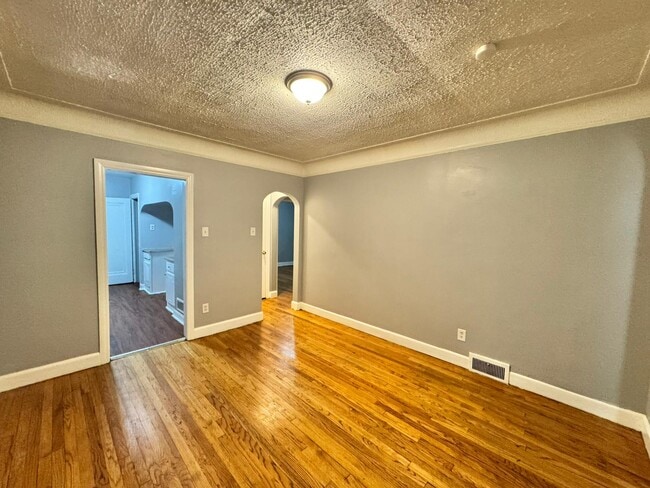 Building Photo - 9131 Manor