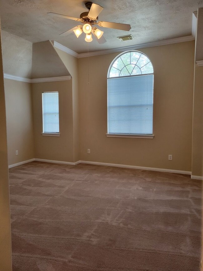 Building Photo - 3 BR Townhome Available, Pet Friendly!