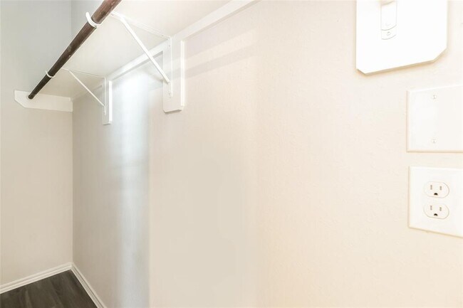 Building Photo - 2412 Carp Dr