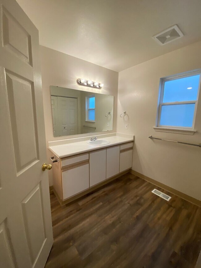 Building Photo - 313 S Meridian Rd