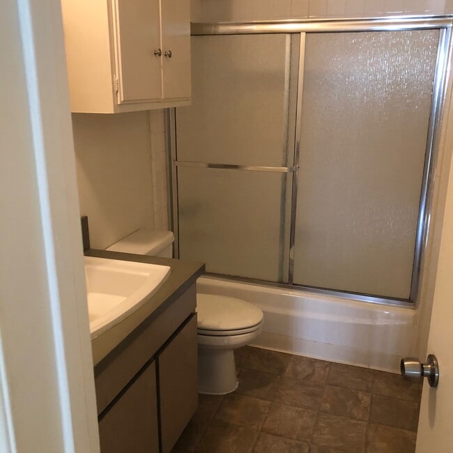 bathroom - 440 N Hayworth Ave