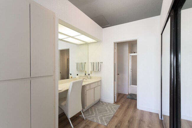 Building Photo - 505 S Farrell Dr