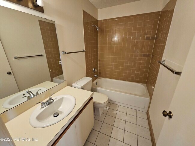 Building Photo - 1307 River Hills Cir E