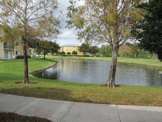 Building Photo - 700 Crestwood Ct S