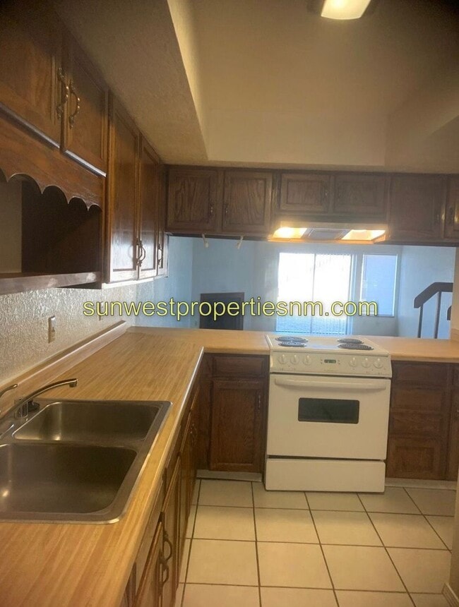 Building Photo - 3 Bedroom, 2.5 Bath 2 Story Condo