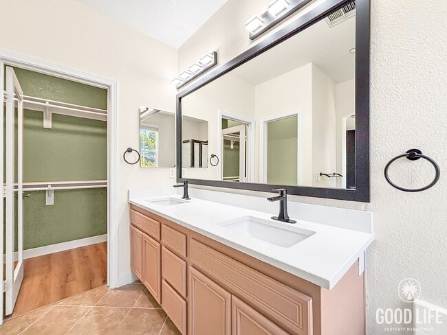 Building Photo - Stunning 3BD/2.5BA Townhouse in Eastlake W...