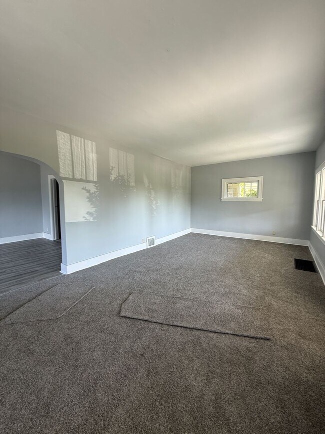 Building Photo - Beautiful 4/2 Home