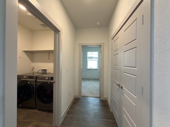 Building Photo - 3001 Egan Dr