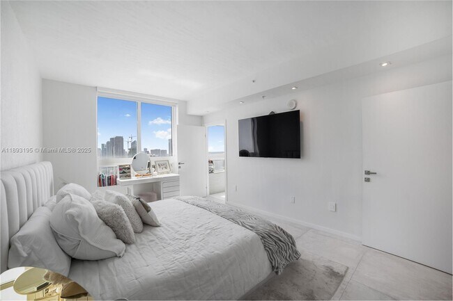 Building Photo - 1900 N Bayshore Dr