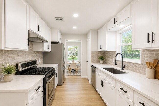 Building Photo - 12703 Redfern Dr