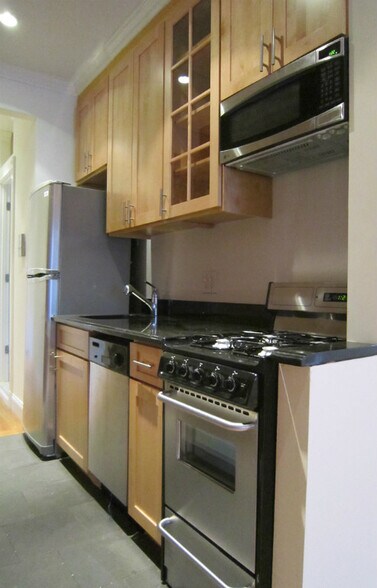 Building Photo - 346 E 18th St