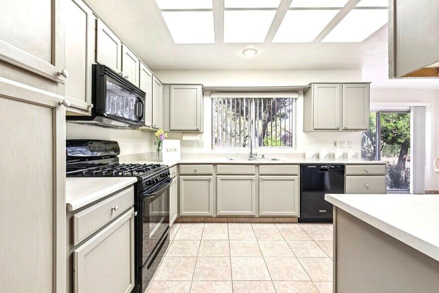 Building Photo - 3013 Sungold Dr