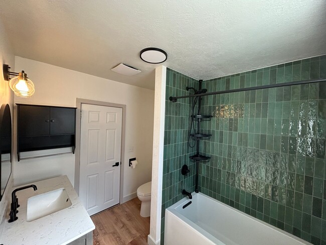 Building Photo - Cozy 2 Bed, 1 Bath Cottage in the Heart of Hamilton