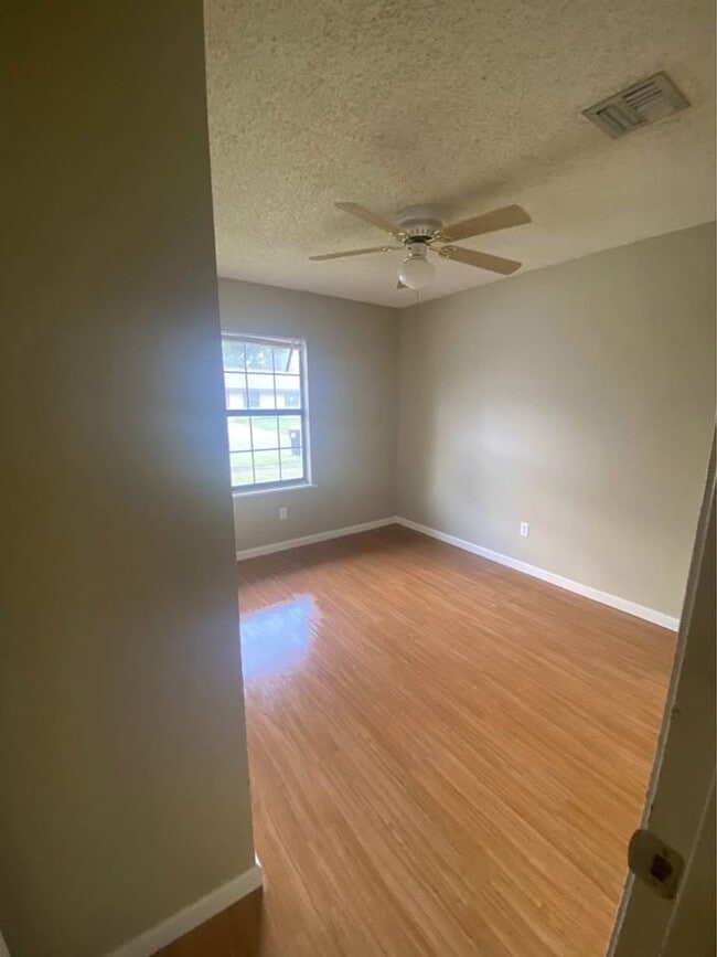 Building Photo - 2 bed 1 bath Home for Rent