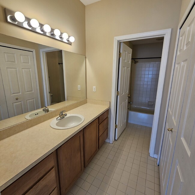 Building Photo - "2 Bedroom Townhome, 2.5 Bathroom, 2 Car G...