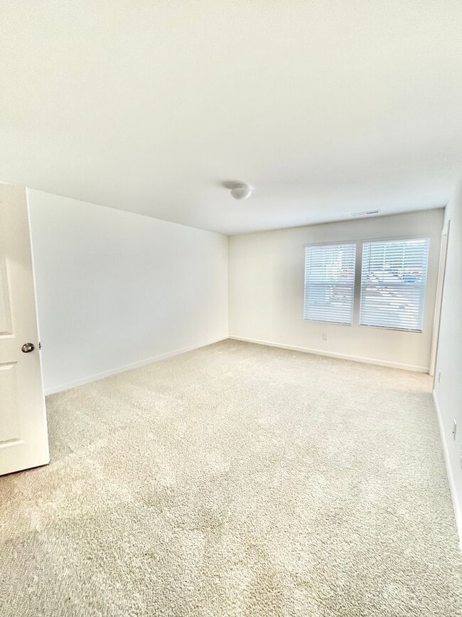 Building Photo - Beautiful & Spacious 3Bed Paired Home minutes from I-85