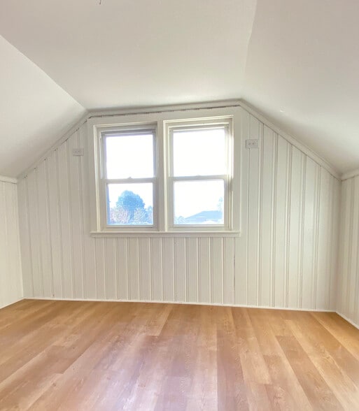 second floor / office - 113 Azalea Dr