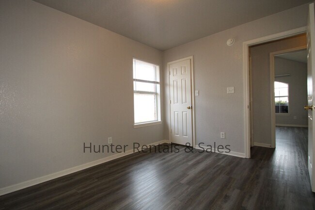 Building Photo - Conveniently Located!!!