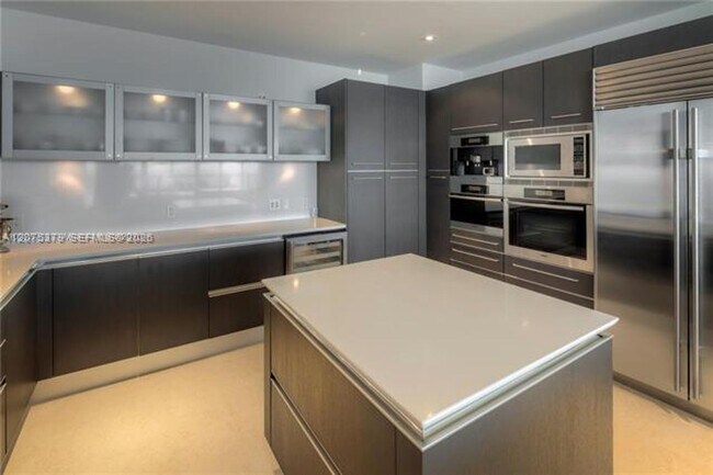 Building Photo - 17001 Collins Ave