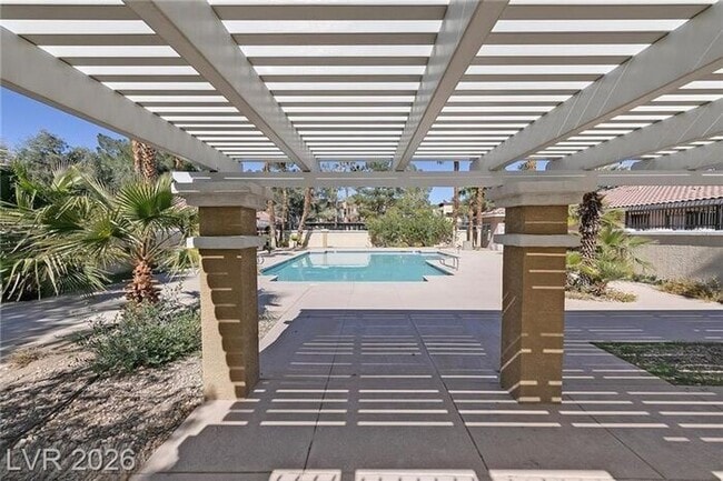 Building Photo - Fantastic NW second-floor unit with a welcoming layout and great natural flow!