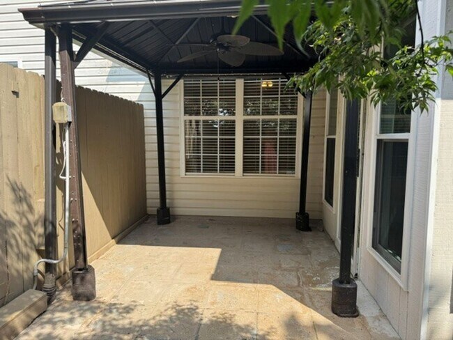 Building Photo - freshly paint 3 bed 2 bath townhome