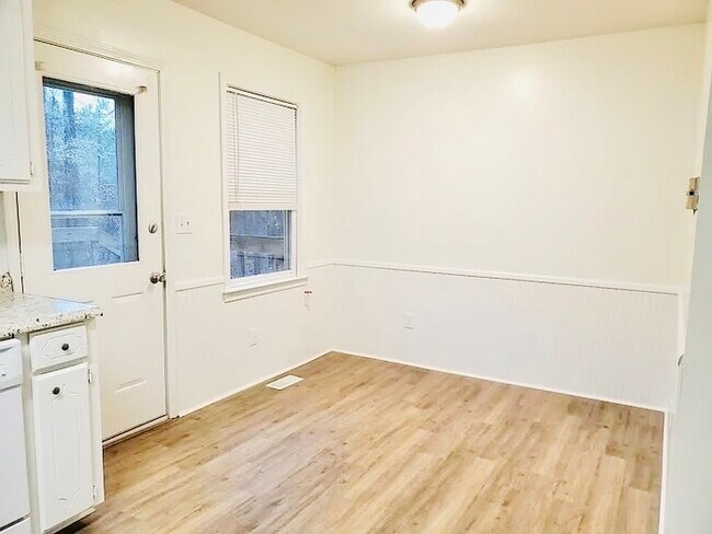 Building Photo - Updated Two Bedroom Townhome