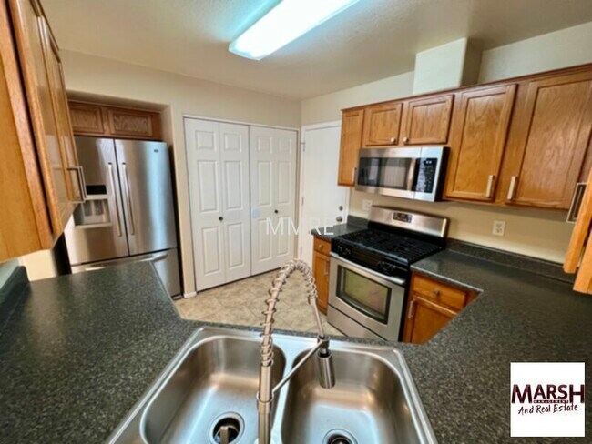 Building Photo - Beautiful 2 bedroom home with community po...