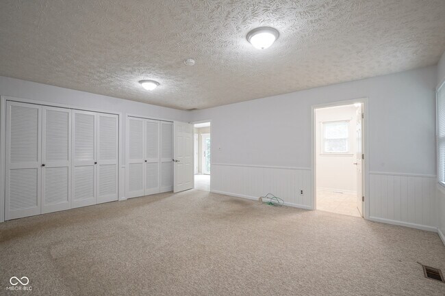 Building Photo - 10924 Lakeshore Dr W