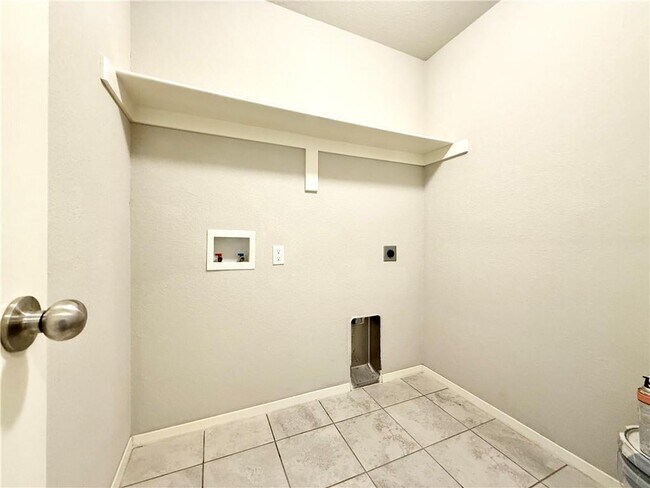 Building Photo - 868 NW Evans Cir