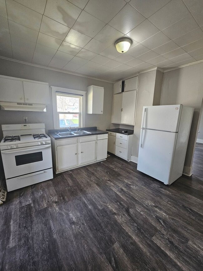 Building Photo - There is a $25 fee per application and everyone over 18 needs to fill out their own application.