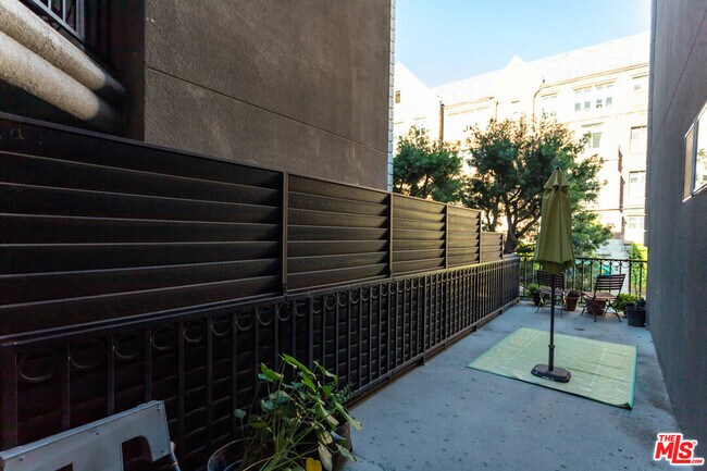 Building Photo - 585 N Rossmore Ave