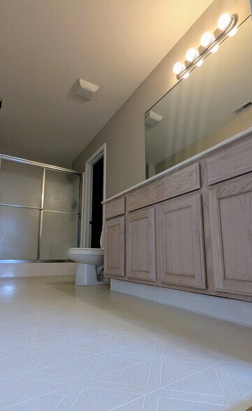 Building Photo - 1643 Chestnut Dr