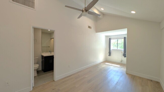 Building Photo - 3 Bedroom Townhome in the Dartmouth Trace Community Near N Dobson Rd and W University Dr!