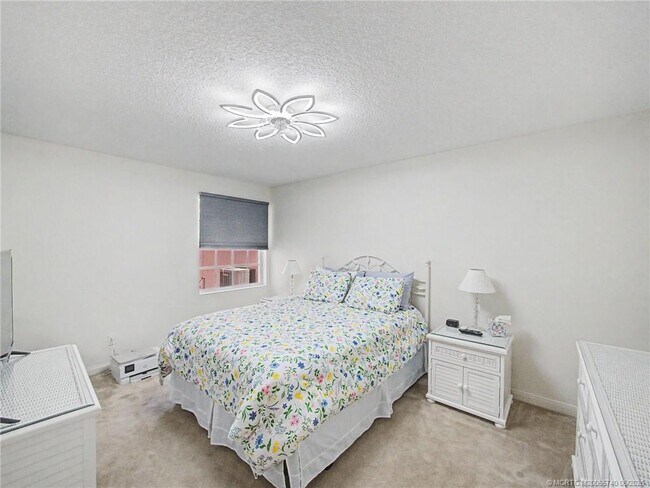 Building Photo - 8357 SE Double Tree Dr