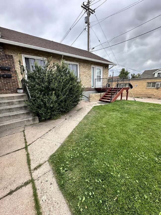 Building Photo - Cozy & Charming 2-Bedroom Apartment in Che...