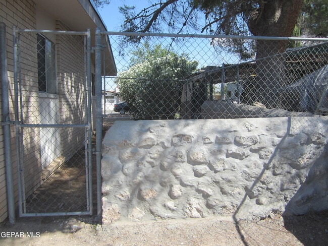 Building Photo - 305 Corvena Way