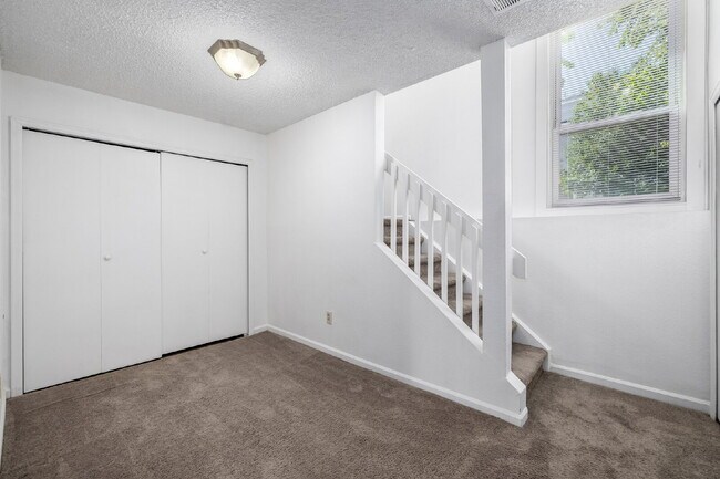 Building Photo - Updated and Stylish 1BDR/1BTH in the Eleven-One-Eleven Condominium Complex