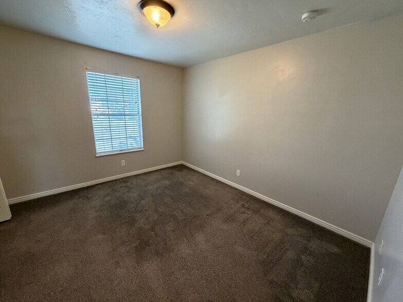 Building Photo - 150 E 1460 S
