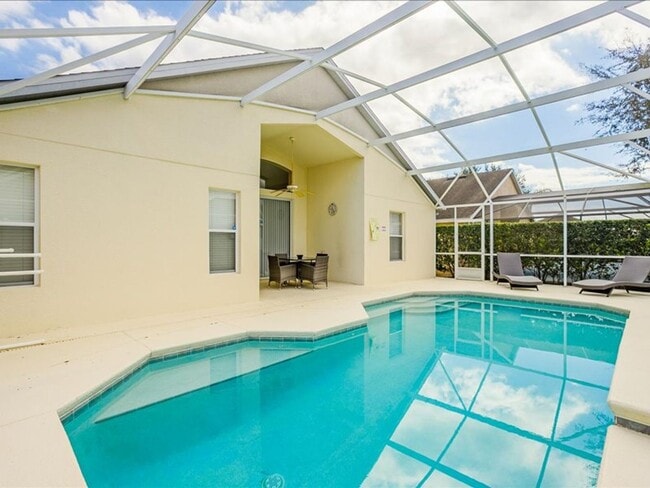 Building Photo - Stunning Fully Furnished 4-Bedroom, 3-Bath...