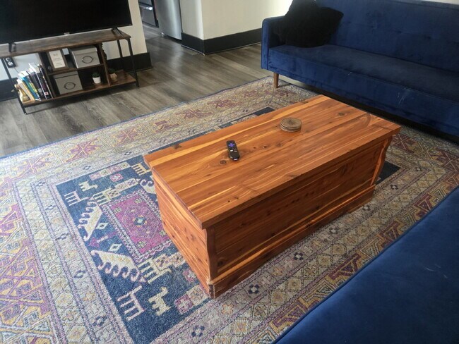 Building Photo - "2-Bed Furnished Gem close to the University of Louisville!"