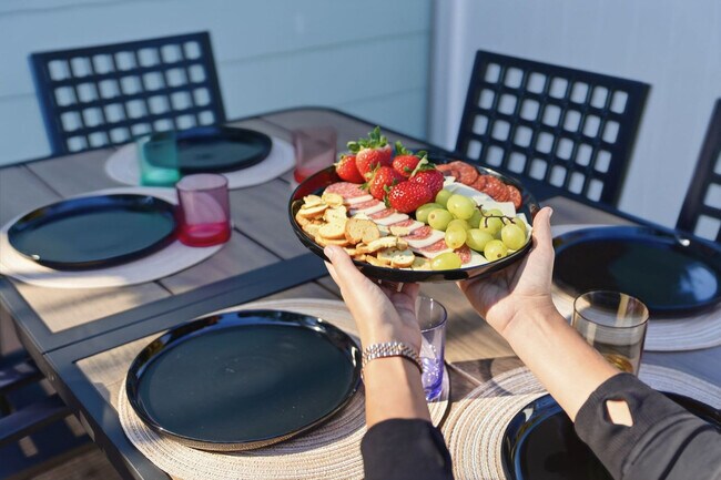 Building Photo - 720 1/2 West Woodlawn Avenue-SI ID1271939P