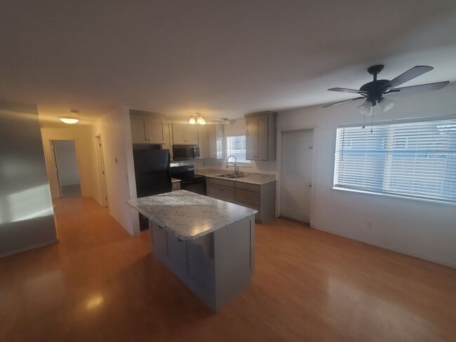 Building Photo - 3 Bed 2 Bath - Single Level - Fenced - 2 C...
