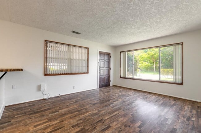 Building Photo - 2/1 plus bonus room in Holly Hill