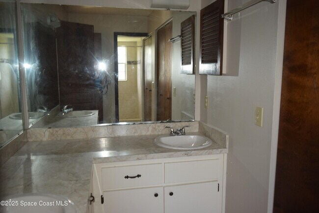 Building Photo - 1941 Talloak Rd