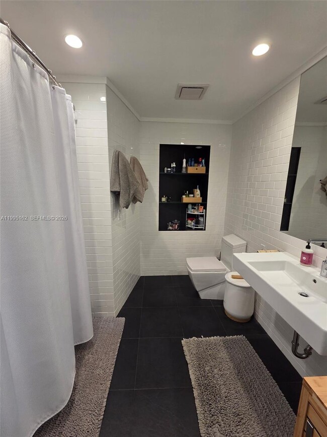 Building Photo - 2848 SW 22nd Ave