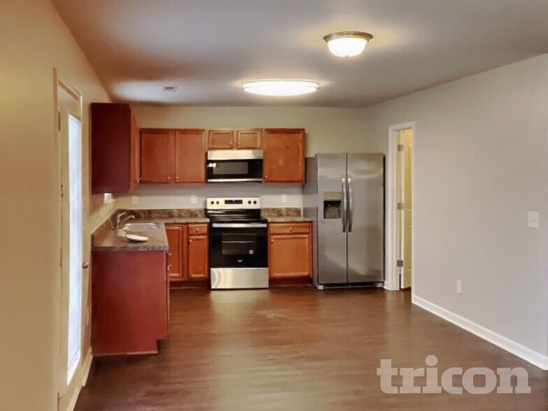 Building Photo - 1505 Hamilton Hills Dr