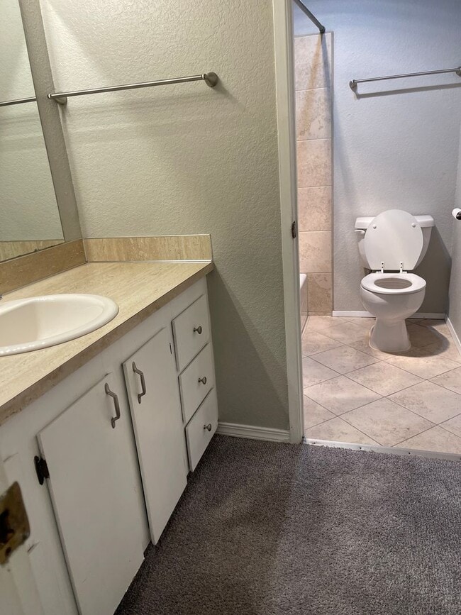 Building Photo - Roomy Lynnwood Townhouse-Style Condo With Upgrades